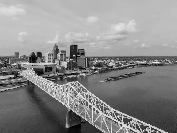 オハイオ川のケンタッキー州ルイビル市の航空眺望 — ストック写真