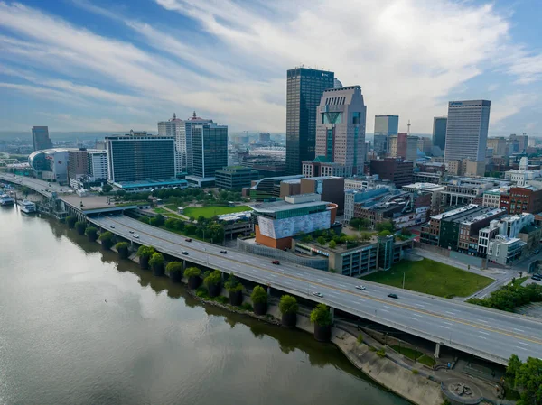 俄亥俄河畔肯塔基州路易斯维尔市的空中景观 — 图库照片