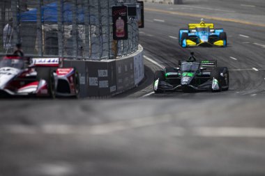 Arrecifes 'in AGUSTIN HUGO CANAPINO (R) (78), Arrecifes, Nashville TN' deki The Streets of Nashville 'de düzenlenen Big Machine Music City Grand Prix sırasında yolda ilerliyor.