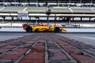 INDYCAR Serisi sürücüsü, Cenevre, İsviçre 'den ROMAIN GROSJEAN (28), Indianapolis' teki Indianapolis Motor Yarış Pisti 'nde Gallagher Grand Prix antrenmanı sırasında tuğla bahçesinden geçer..