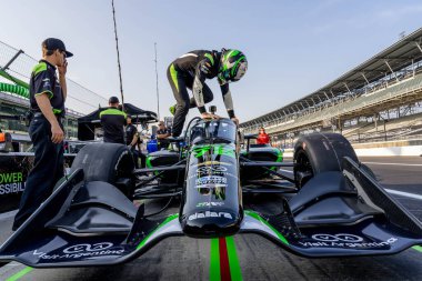 INDYCAR Serisi sürücüsü, AGUSTIN HUGO CANAPINO (R) (78) Arrecifes, Arjantin, Indianapolis 'teki Gallagher Grand Prix için arabasına bağlandı..