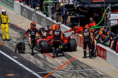 Kopenhag, Danimarka 'dan INDYCAR Serisi sürücüsü BENJAMIN PEDERSEN (R) (55), Indianapolis' teki Indianapolis Motor Yarış Pisti 'nde Gallagher Grand Prix başlamadan önce teknik sorunlarla pit yolunda oturuyor..