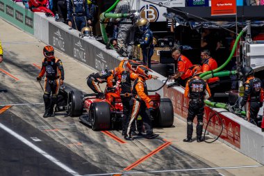 Kopenhag, Danimarka 'dan INDYCAR Serisi sürücüsü BENJAMIN PEDERSEN (R) (55), Indianapolis' teki Indianapolis Motor Yarış Pisti 'nde Gallagher Grand Prix başlamadan önce teknik sorunlarla pit yolunda oturuyor..