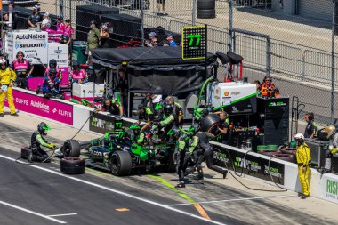 INDYCAR Serisi sürücüsü, Cambridge, Cambridgeshire, İngiltere 'den CALLUM ILOTT (77), Indianapolis' teki Indianapolis Motor Yarış Pisti 'nde Gallagher Grand Prix sırasında arabasını servise getirir..