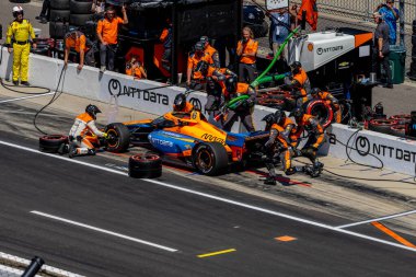 INDYCAR Serisi sürücüsü, FELIX ROSENQVIST (6), Indianapolis 'teki Indianapolis Motor Yarış Pisti' nde Gallagher Grand Prix sırasında hizmet için arabasını getirir..