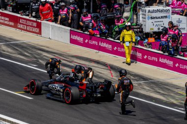 INDYCAR Serisi sürücüsü, SANTINO FERRUCCI (14), Indianapolis Motor Speedwa 'daki Gallagher Grand Prix sırasında lastiği sağ ön tekerden çıkarmak için çalışırken arabasını durdurur.