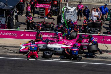 Sao Paulo, Brezilya 'dan INDYCAR Serisi sürücüsü HELIO CASTRONEVES (06), Indianapolis' teki Indianapolis Motor Yarış Pisti 'nde Gallagher Grand Prix sırasında arabasını servise getirir..