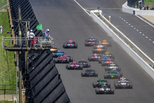 Indycarシリーズフィールドは インディアナポリスのインディアナポリスモータースピードウェイでギャラガーグランプリの緑の旗を取ります — ストック写真