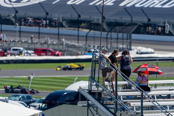 ファンは インディアナポリスのインディアナポリスモータースピードウェイでギャラガーグランプリ中にすべてのレースアクションを見ます — ストック写真