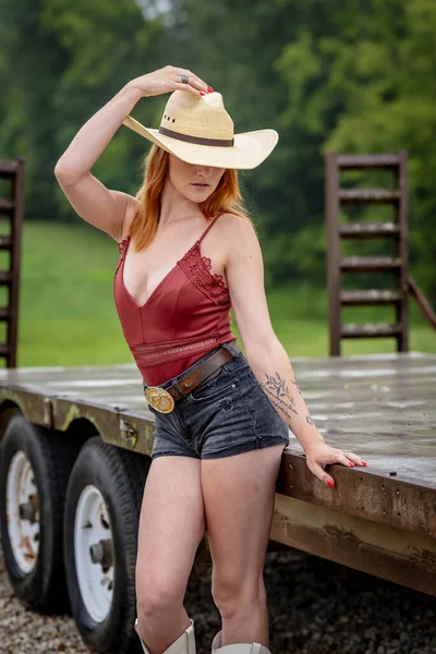 Ein Schönes Rothaariges Model Posiert Cowgirl Outfit Einer Ländlichen Umgebung — Stockfoto