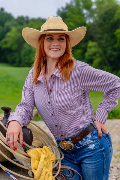 Beautiful Redhead Model Poses Country Setting Wearing Cowgirl Attire — Stock Photo, Image
