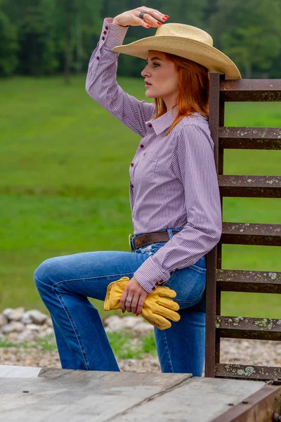 Vacker Rödhårig Modell Poserar Lantlig Miljö Klädd Cowgirl Klädsel — Stockfoto