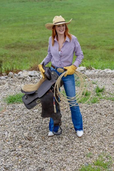Ein Schönes Rothaariges Model Posiert Cowgirl Outfit Einer Ländlichen Umgebung — Stockfoto