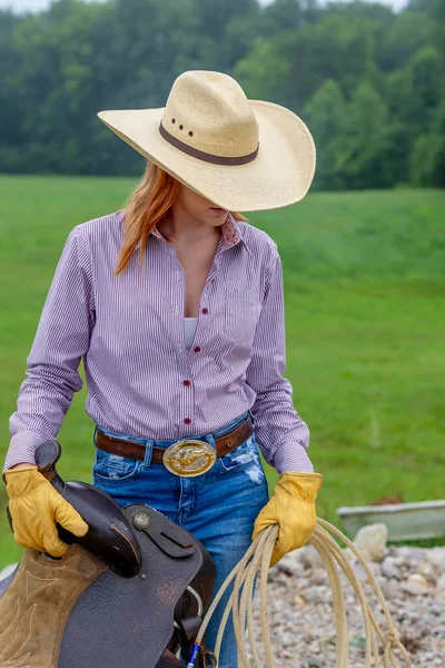 Een Mooie Roodharige Model Poseert Een Land Instelling Dragen Cowgirl — Stockfoto