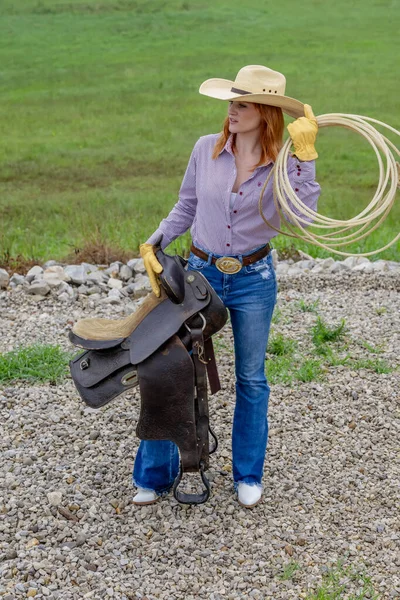 Piękna Ruda Modelka Pozuje Wiejskiej Scenerii Kowbojskim Stroju — Zdjęcie stockowe