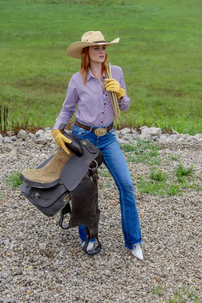 Piękna Ruda Modelka Pozuje Wiejskiej Scenerii Kowbojskim Stroju — Zdjęcie stockowe