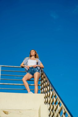 Muhteşem sarışın bir model büyük bir şehirde güzel havanın tadını çıkarıyor.