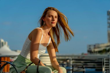 Muhteşem sarışın bir model büyük bir şehirde güzel havanın tadını çıkarıyor.