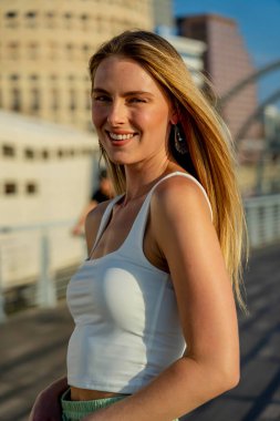 Muhteşem sarışın bir model büyük bir şehirde güzel havanın tadını çıkarıyor.