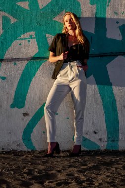 Muhteşem sarışın bir model büyük bir şehirde güzel havanın tadını çıkarıyor.