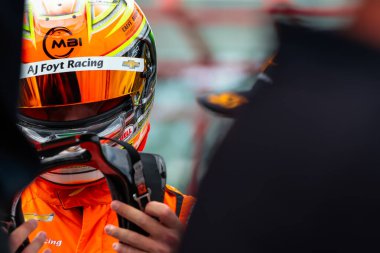 Kopenhag, Danimarka 'dan INDYCAR Serisi sürücüsü BENJAMIN PEDERSEN (R) (55), Nashville, TN' de bulunan Nashville Caddelerinde düzenlenen Big Machine Music City Grand Prix için pratik yapmaya hazırlanıyor..