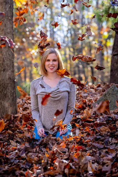 Gorgeous Blonde Model Enjoys Outdoor Fall Weather — Stock Photo, Image