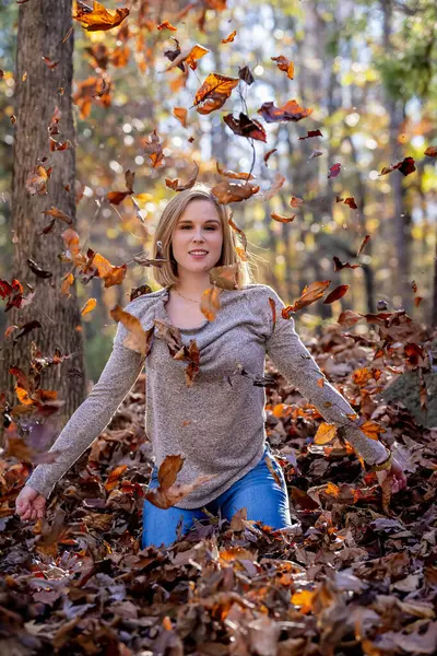 Ein Hinreißendes Blondes Model Genießt Das Outdoor Herbstwetter — Stockfoto