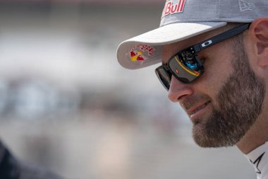 NASCAR Craftsman Truck serisi sürücüsü Shane Van Gisbergen, Indianapolis 'teki Indianapolis Yarış Parkı' ndaki TSport 200 antrenmanına gidiyor..