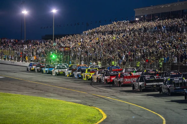 NASCAR Craftsman Truck serisi Driver, CARSON HOCEVAR (42) Indianapolis 'teki Indianapolis Parkı' ndaki TSport 200 için yarışır..