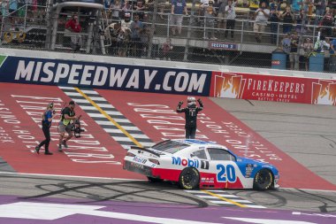 NASCAR Xfinity Serisi Sürücüsü, John Hunter Nemechek (20), Brooklyn MI 'deki Michigan Uluslararası Yarış Pisti' nde CABO WABO 250 dalında kazandığı zaferi kutluyor..