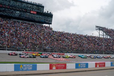 NASCAR Cup Serisi Sürücüsü, Ross Chastain (1) Brooklyn MI 'da bulunan Michigan International Speedway' de FireKeppers 400 için yarışıyor..