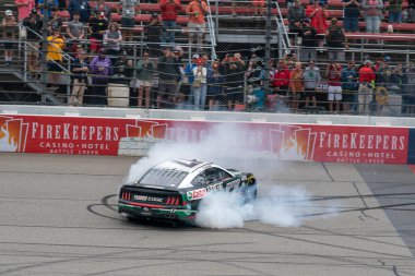 NASCAR Kupa Serisi Sürücüsü Chris Buescher (17), Brooklyn MI 'daki Michigan Uluslararası Yarış Pistinde FireKeppers 400 dalında kazandığı galibiyeti kutluyor..
