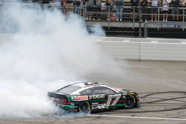 NASCAR Kupa Serisi Sürücüsü Chris Buescher (17), Brooklyn MI 'daki Michigan Uluslararası Yarış Pistinde FireKeppers 400 dalında kazandığı galibiyeti kutluyor..