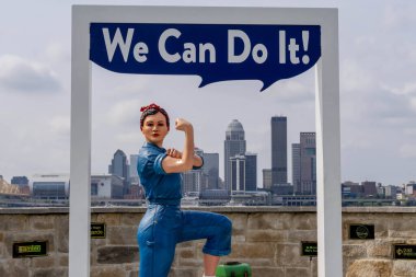 Aug 09, 2023-Clarksville, Louisville, Kentucky 'nin karşısındaki Ohio Nehri kıyısındaki Rosie the Riveter heykeli..
