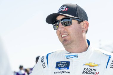 NASCAR Xfinity Driver, Kyle Busch (10), Watkins Glen NY 'deki Watkins Flen International' da Shriners Çocuk 200 yarışını kazandı..