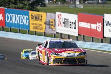 NASCAR Xfinity Driver, Sammy Smith (18) Watkins Glen NY 'deki Watkins Flen International' da Shriners Çocuklar 200 için yarışıyor..