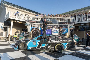 NASCAR Xfinity Driver, Sam Mayer (1), Watkins Glen NY 'deki Watkins Flen International' da Shriners Çocuk 200 dalında kazandığı zaferi kutluyor..