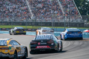 NASCAR Cup Driver, AJ Allmendinger (16), Watkins Glen NY 'deki Watkins Glen International' daki Glen 'de düzenlenen Go Bowling' de pozisyon almak için yarışır..