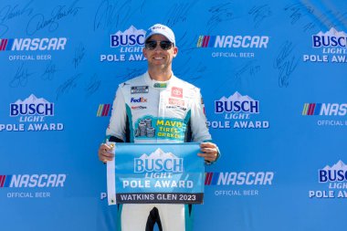 NASCAR Kupası Serisi Sürücüsü Denny Hamlin (11), Watkins Glen NY 'deki The Glen International' daki The Glen 'de Go Bowling dalında Busch Light Pole Ödülü' nü kazandı..