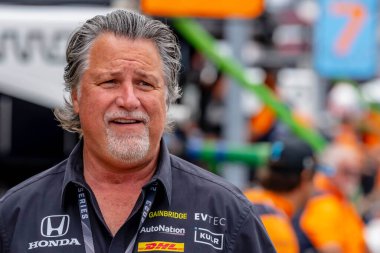 Takım sahibi, MICHAEL ANDRETTI, Madison, IL 'deki World Wide Technology Hipodromu' ndaki Bommarito Otomotiv Grubu 500 'den önce takımının yarış arabası üzerinde çalışmalarını izliyor..