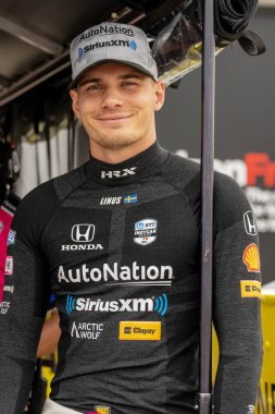 INDYCAR Serisi sürücüsü, İsveç 'in Stockholm kentinden LINUS LUNDQVIST (R) (60), ABD' nin Madison kentindeki World Wide Technology Raceway 'de Bommarito Otomotiv Grubu 500 için kalite hazırlığı yapmaktadır..