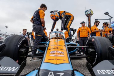 Nevada City, Kaliforniya 'dan INDYCAR Serisi sürücüsü ALEXANDER ROSSI (7), ABD' nin Madison şehrindeki World Wide Technology Raceway 'de Bommarito Otomotiv Grubu 500 için kalite hazırlığı yapmaktadır..