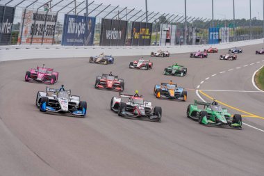 New Albany, Ohio 'dan INDYCAR Serisi sürücüsü GRAHAM RAHAL (15), Madison IL' deki World Wide Technology Raceway 'de Bommarito Otomotiv Grubu 500 sırasında dönüşlerde yarışır..