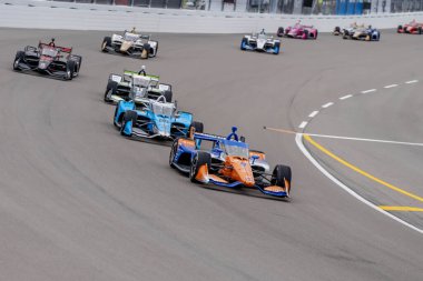 INDYCAR Serisi sürücüsü, Auckland, Yeni Zelanda 'dan SCOTT DIXON (9), Madison IL' deki World Wide Technology Raceway 'de Bommarito Otomotiv Grubu 500 sırasında dönüşlerde yarışır..