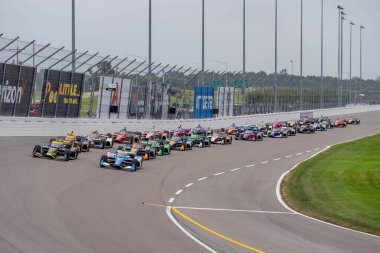 INDYCAR Serisi sürücüsü, Nashville, Tennessee 'den JOSEF NEWGARDEN (2), Madison IL' deki World Wide Technology Hipodromu 'nda Bommarito Otomotiv Grubu 500 sırasında yarışır..