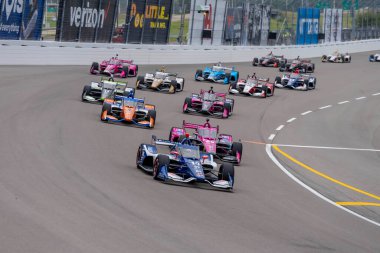 INDYCAR Serisi sürücüsü, Barcelona, İspanya 'dan ALEX PALOU (10), Madison IL' deki World Wide Technology Raceway 'de Bommarito Otomotiv Grubu 500 sırasında dönüşlerde yarışır..