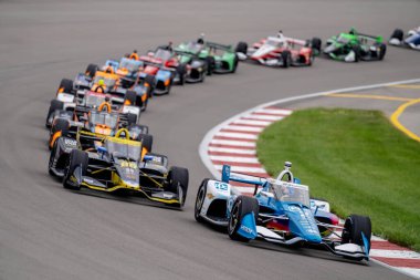 INDYCAR Serisi sürücüsü, Nashville, Tennessee 'den JOSEF NEWGARDEN (2), Madison IL' deki World Wide Technology Hipodromu 'nda Bommarito Otomotiv Grubu 500 sırasında yarışır..