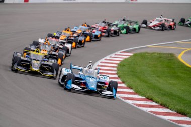 INDYCAR Serisi sürücüsü, Nashville, Tennessee 'den JOSEF NEWGARDEN (2), Madison IL' deki World Wide Technology Hipodromu 'nda Bommarito Otomotiv Grubu 500 sırasında yarışır..