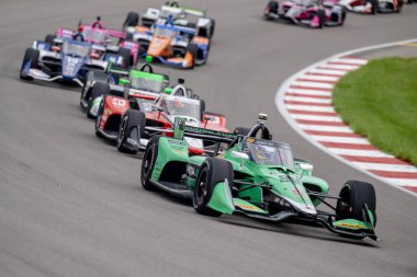 INDYCAR Serisi sürücüsü, Cenevre, İsviçre 'den ROMAIN GROSJEAN (28), Madison IL' deki World Wide Technology Raceway 'de Bommarito Otomotiv Grubu 500 sırasında dönüşlerde yarışır..