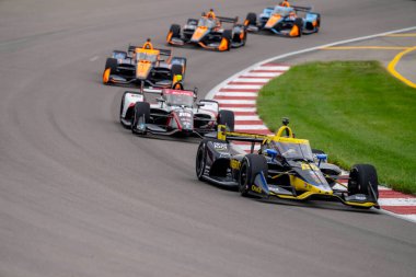 Valencia, Kaliforniya 'dan INDYCAR Serisi sürücüsü COLTON HERTA (26), Madison IL' deki World Wide Technology Raceway 'de Bommarito Otomotiv Grubu 500 sırasında dönüşlerde yarışır..